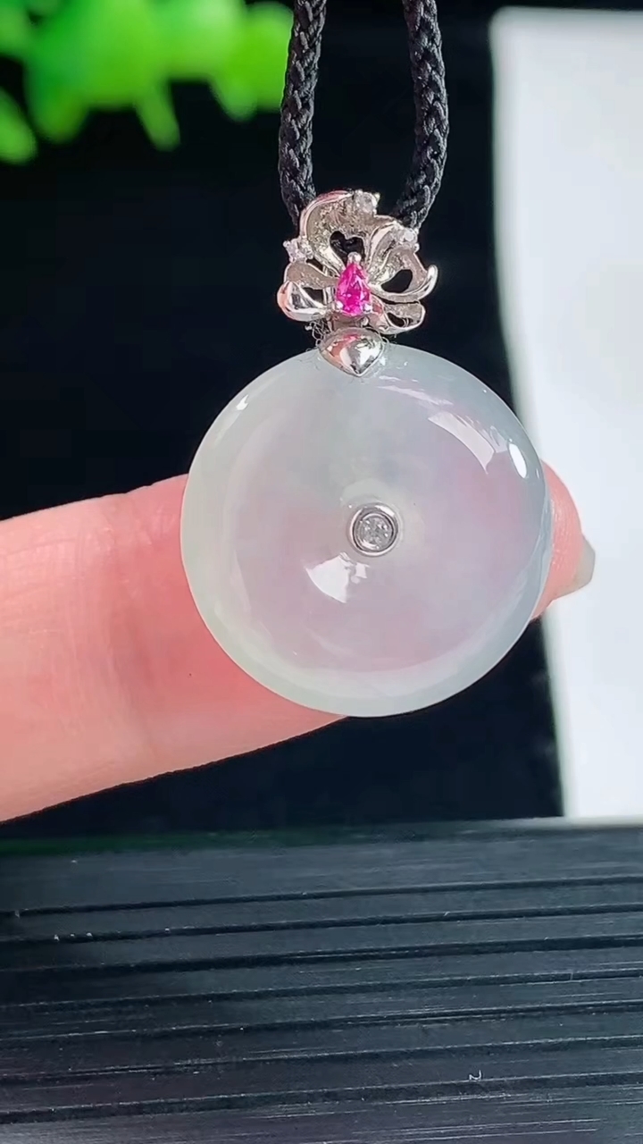 天然A货翡翠种白冰平安扣吊坠，尺寸18-5.5重量:3.79g
5月12日