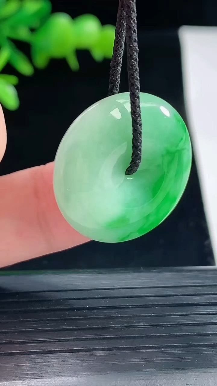 天然A货翡翠平安扣吊坠，尺寸24.6-6重量:7.19g
5月12日