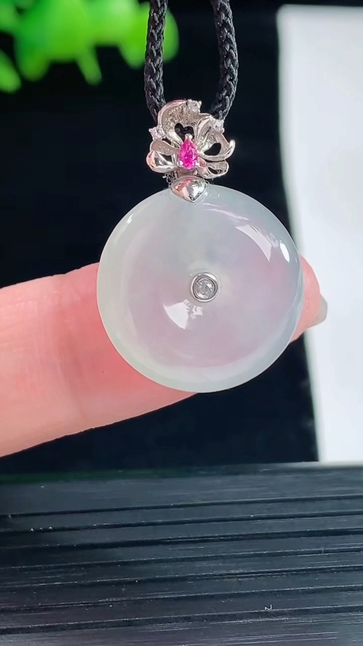 天然A货翡翠种白冰平安扣吊坠，尺寸18-5.5重量:3.79g
5月12日
