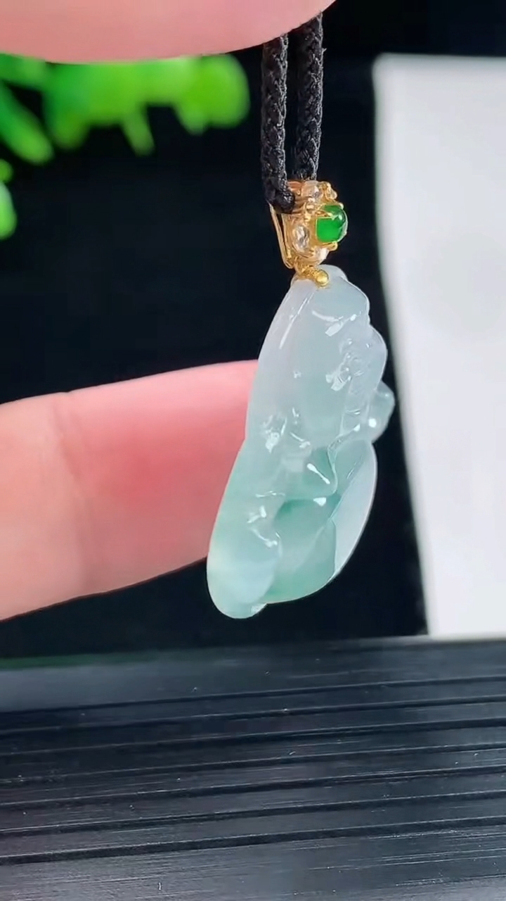 天然A货翡翠种飘花佛公吊坠，尺寸24-26.5-5.6重量:5.87g
5月12日