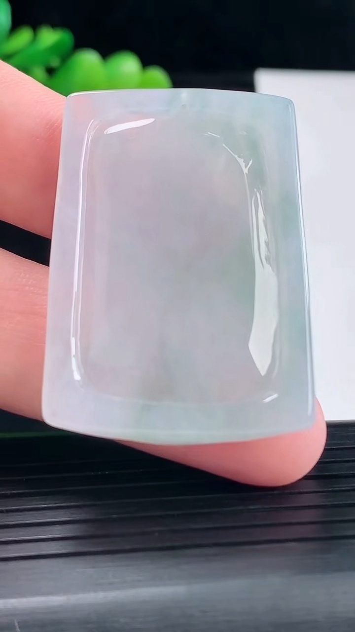 天然A货翡翠千手观音菩萨吊坠，尺寸43-30.8-5.5重量:16.31g
5月12日