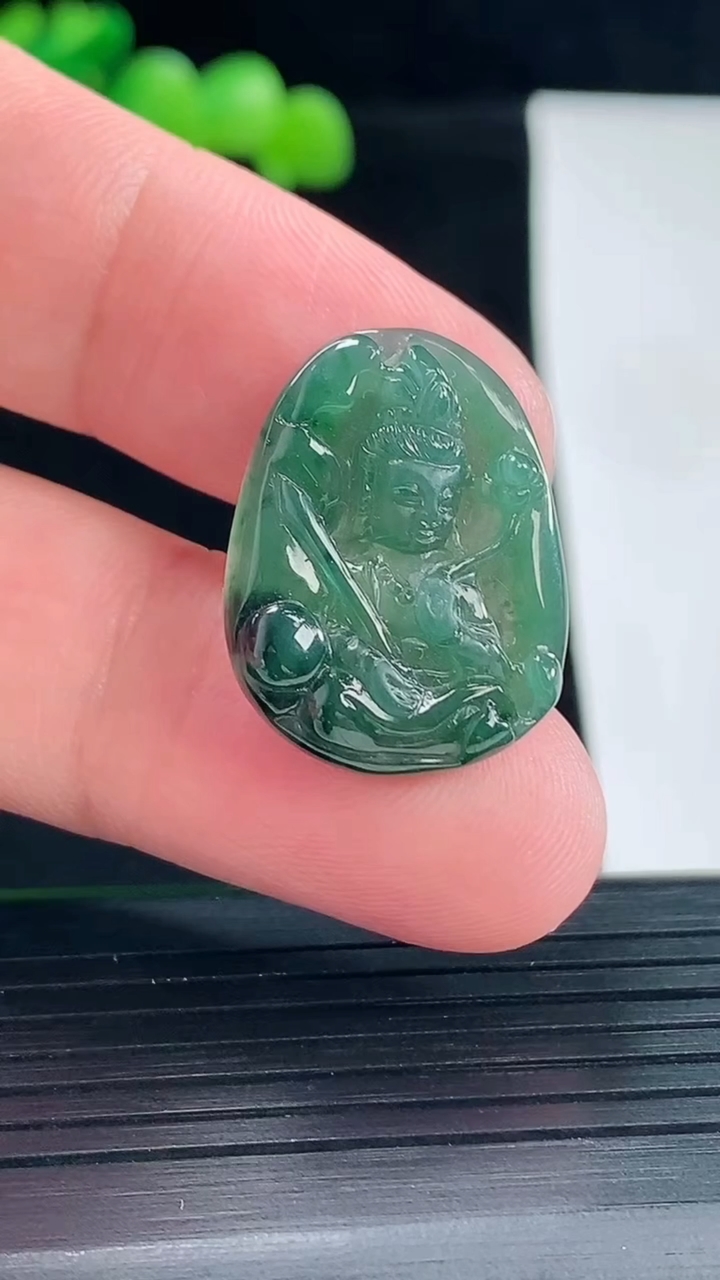 天然A货翡翠虚空藏菩萨吊坠，尺寸24-18-4.6重量:3.65g
5月12日