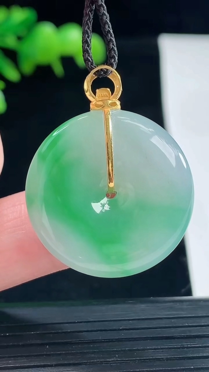 天然A货翡翠平安扣吊坠，尺寸27-5.2重量:8.34g
5月12日