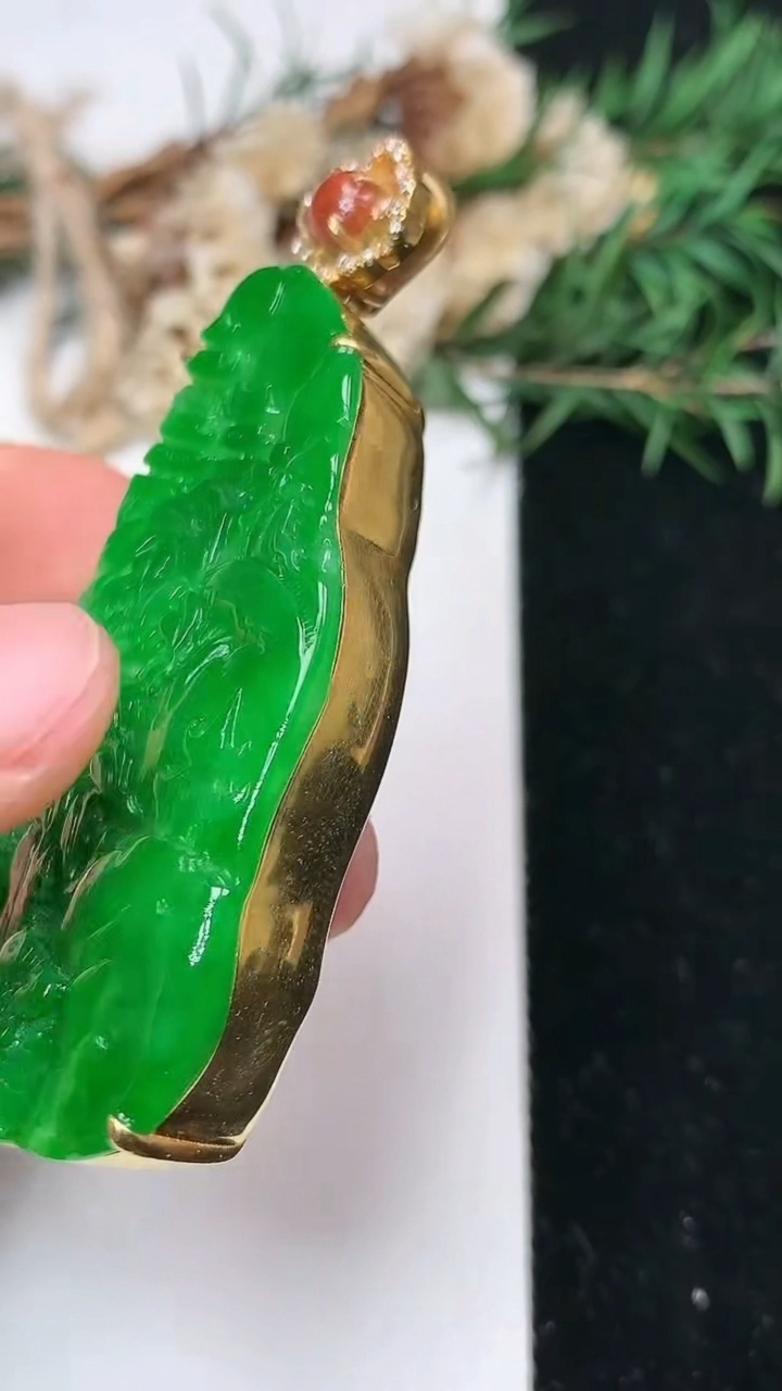 天然A货翡翠山水牌吊坠，尺寸57.7-32.7-10.9，重量:35.00g
5月13日