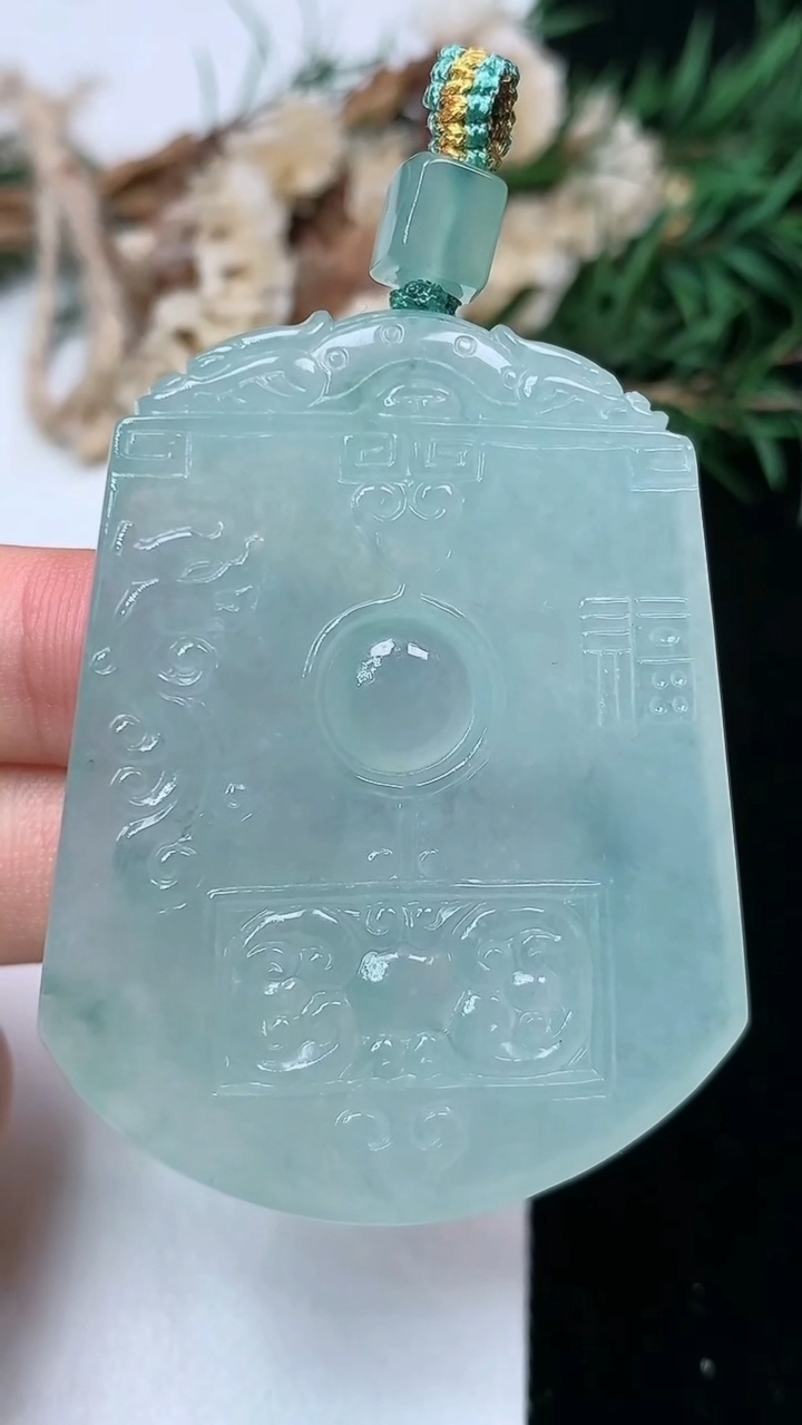 天然A货翡翠飘花仿古无事牌吊坠，尺寸49.4-39.6-5.9，重量:30.45g
5月13日
