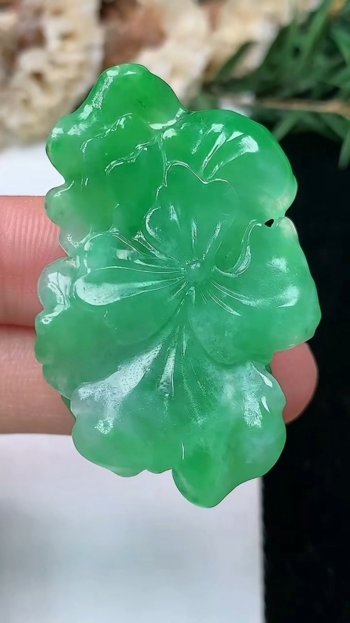 天然A货翡翠花开富贵吊坠，尺寸42-27.7-12，重量:15.02g
5月13日