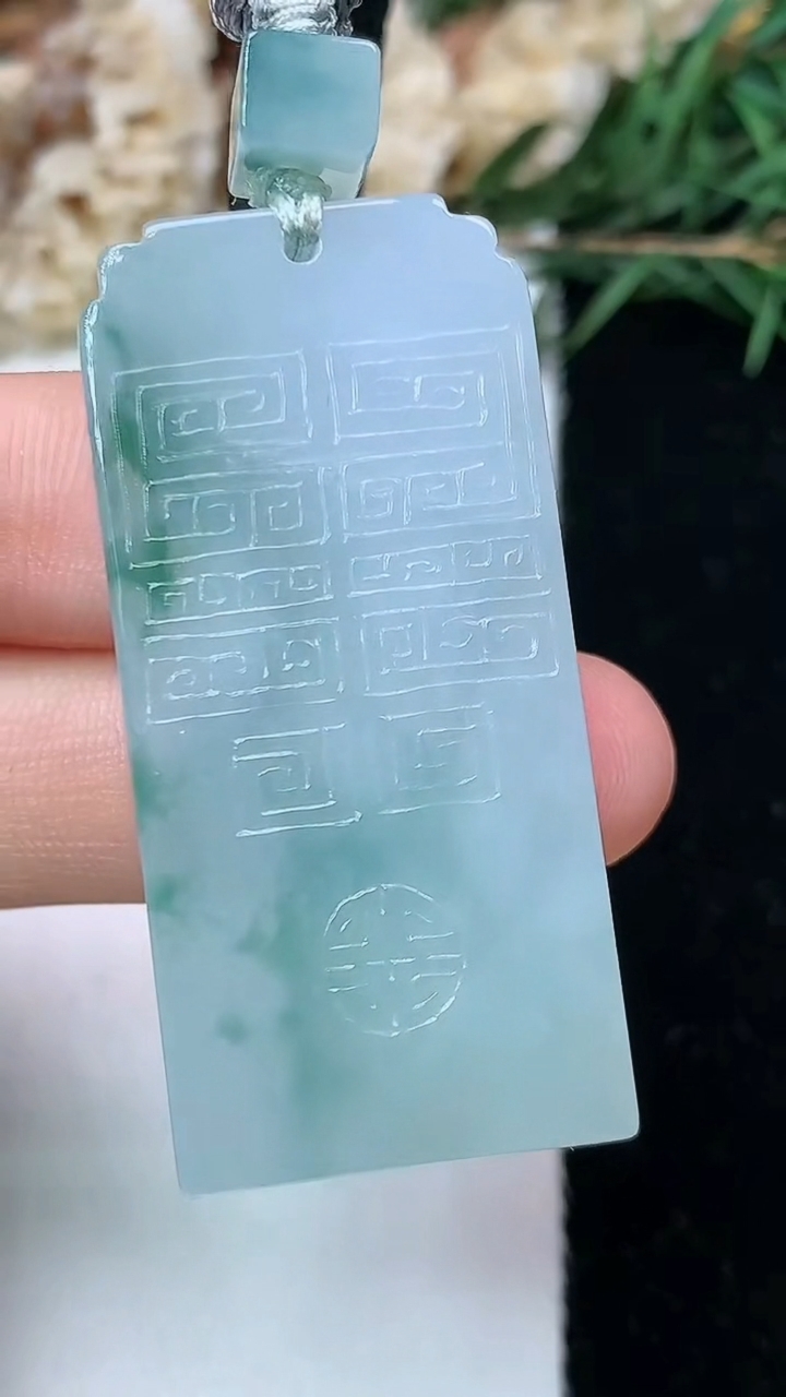 天然A货翡翠飘花仿古无事牌吊坠，尺寸43.4-20.6-6，重量:20.53g
5月13日
