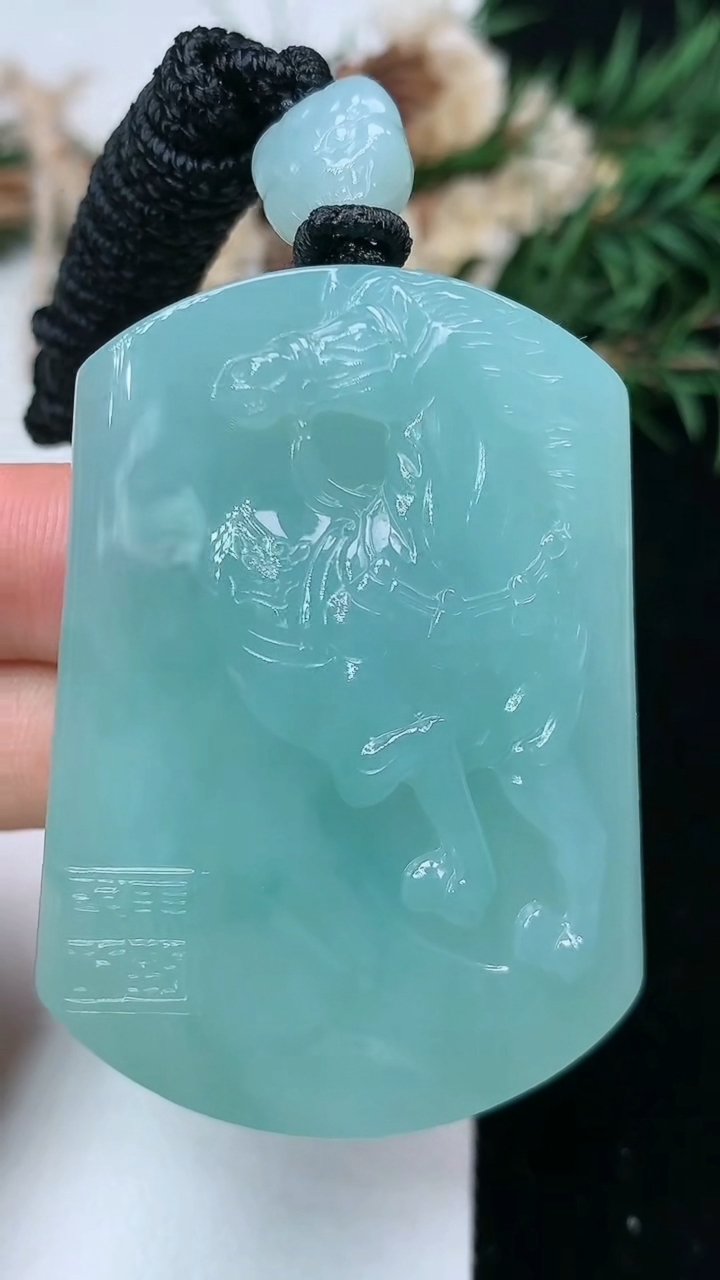天然A货翡翠生肖马牌吊坠，尺寸51.8-37.6-11.8，重量:55.30g
5月13日
