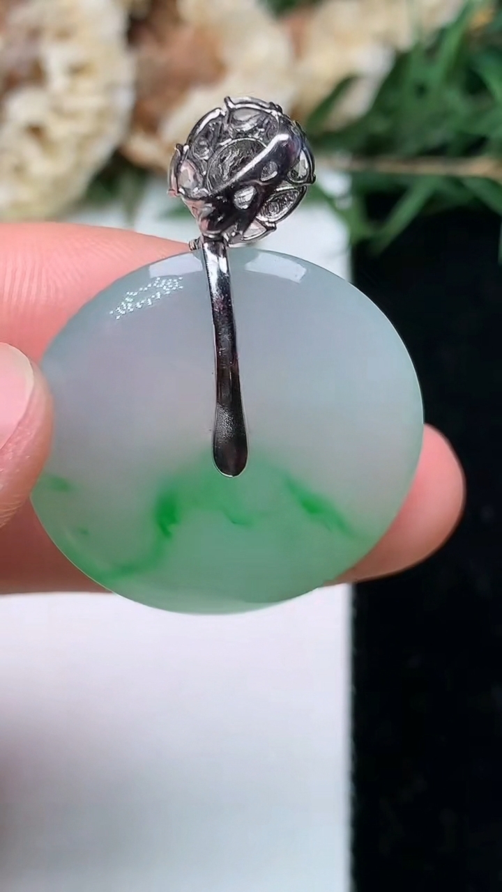 天然A货翡翠平安扣吊坠，尺寸25.5-4.9，重量:7.72g
5月13日