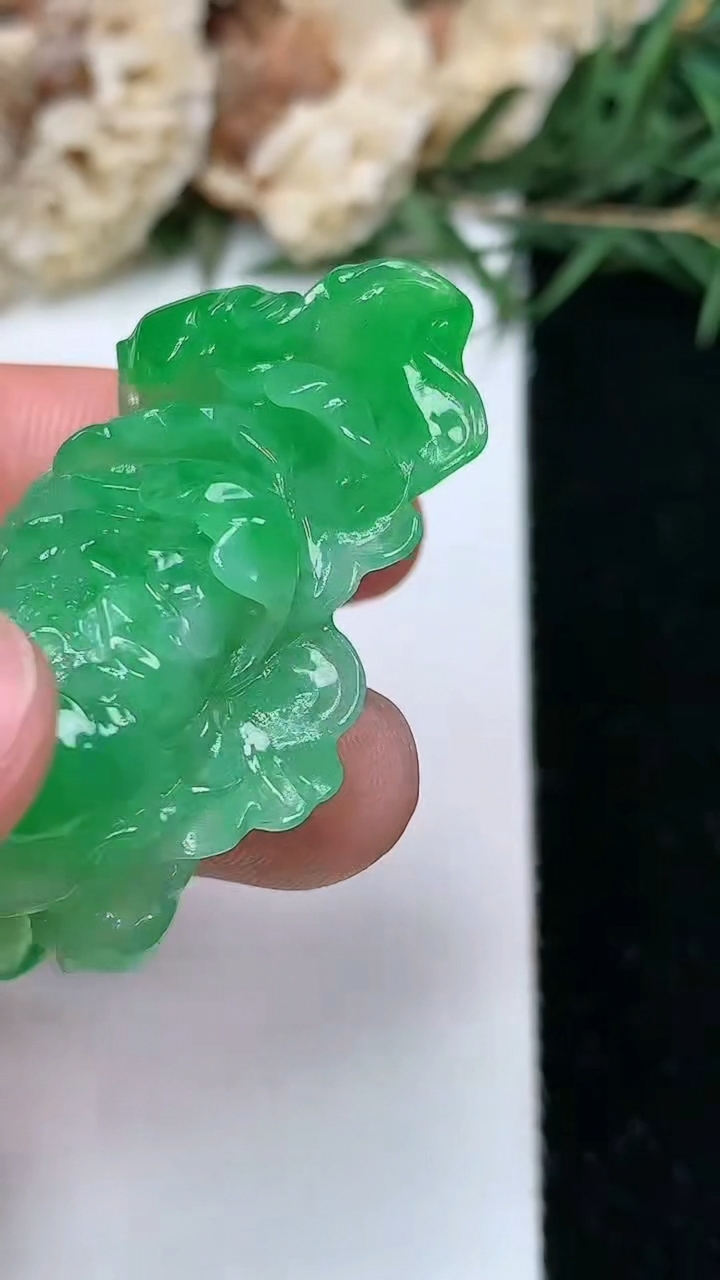 天然A货翡翠花开富贵吊坠，尺寸42-27.7-12，重量:15.02g
5月13日