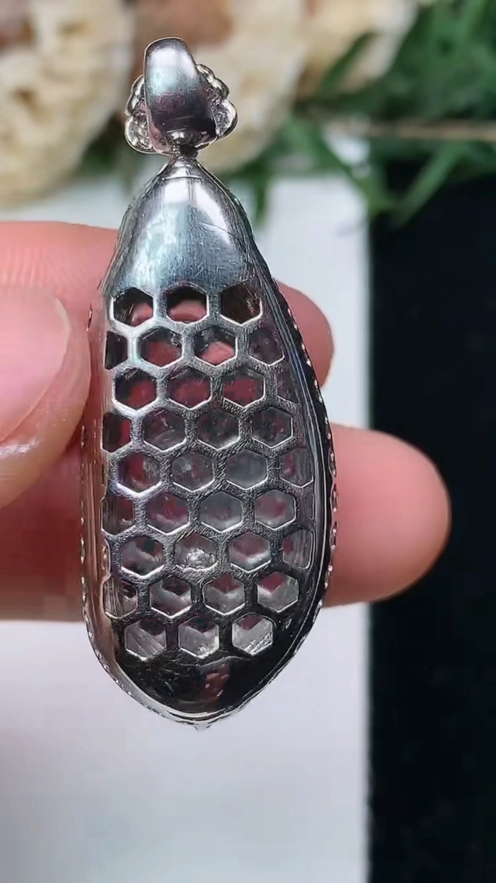 天然A货翡翠福豆吊坠，尺寸40-15-10.8，裸石26.2-12.2，重量:7.54g
5月13日，重量:7.54g