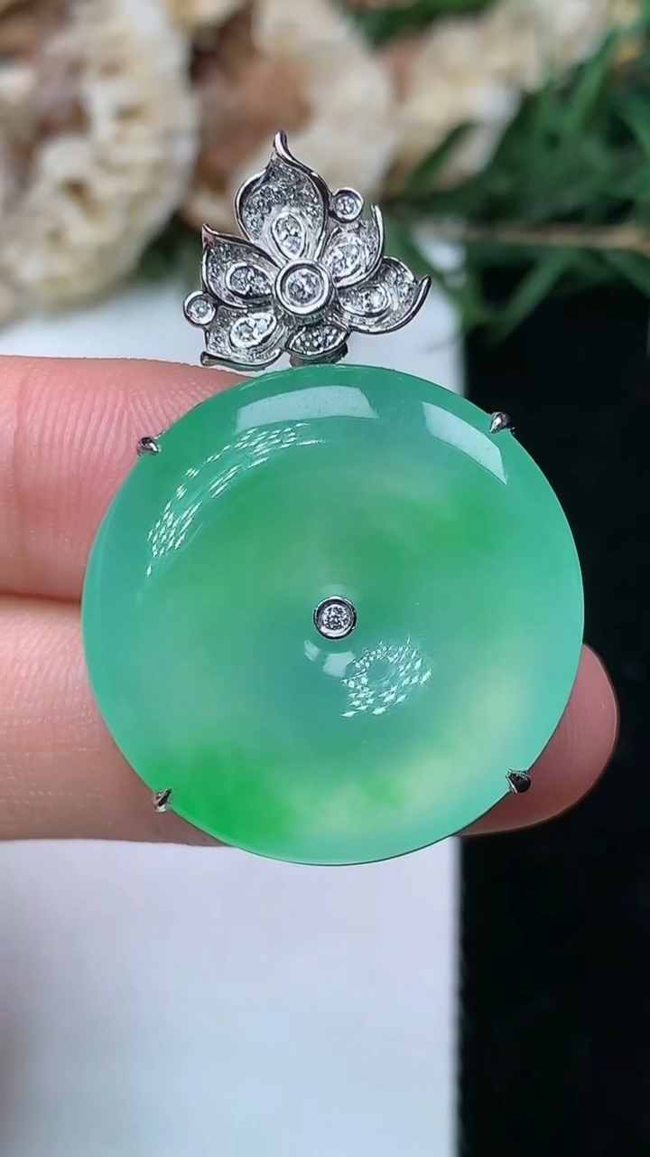 天然A货翡翠平安扣吊坠，尺寸24-7.4，重量:9.83g
5月13日