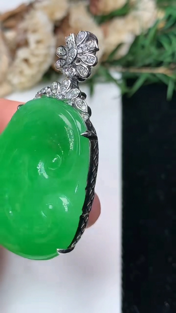 天然A货翡翠如意吊坠，尺寸33.4-27.6-9.4，重量:15.35g
5月13日