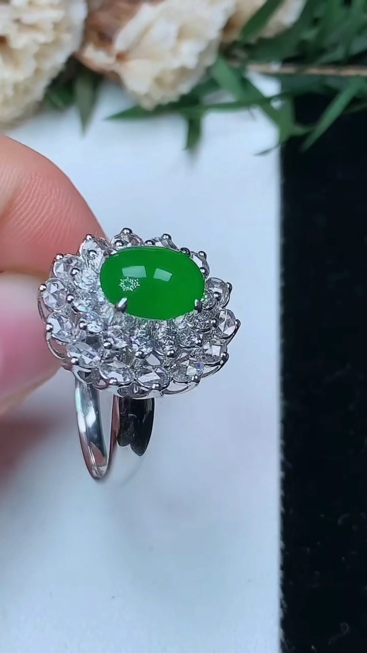天然A货翡翠蛋面戒指，尺寸17.2-8.8-7.3，重量:4.80g2026年5月13日
工厂直销收藏佳品,种好水足，色泽均匀，有种有色，上手高大气！