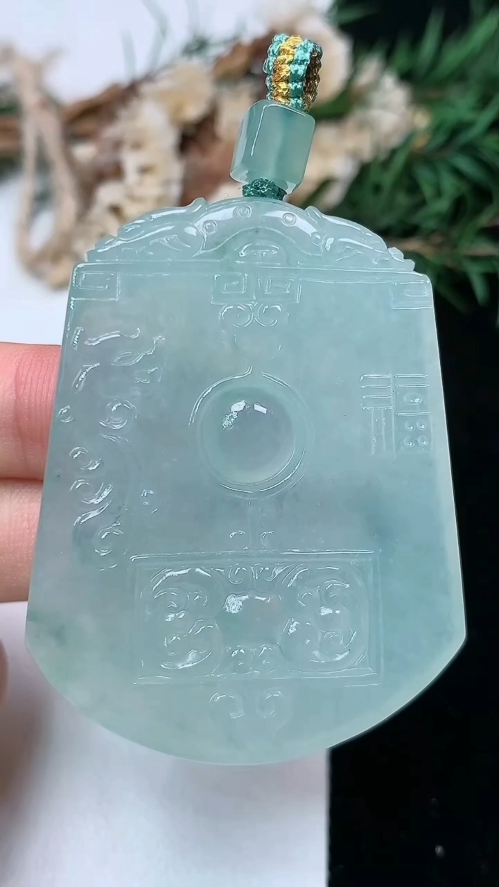 天然A货翡翠飘花仿古无事牌吊坠，尺寸49.4-39.6-5.9，重量:30.45g
5月13日