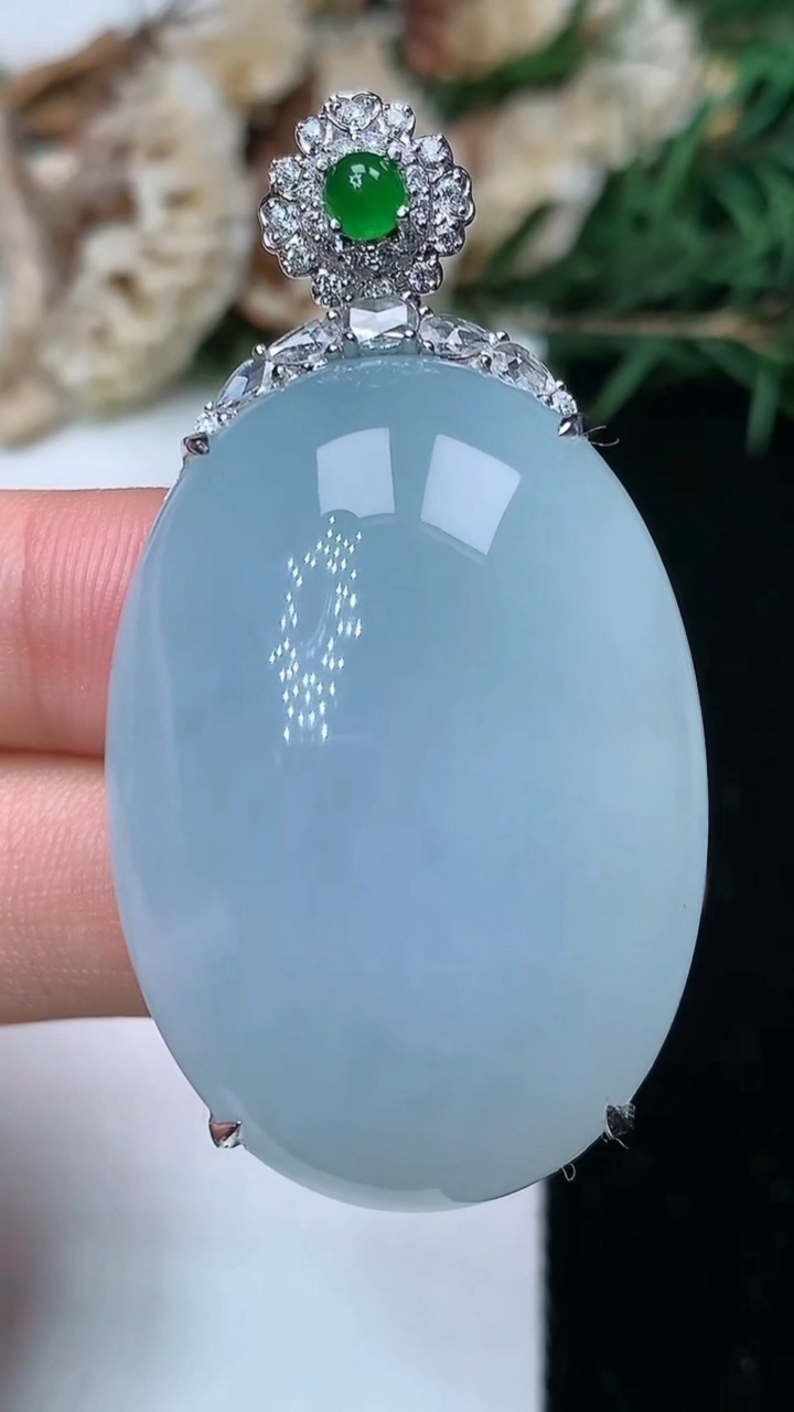 天然A货翡翠白冰蛋面吊坠，尺寸36.3-26.2-12.6，重量:22.76g
5月13日