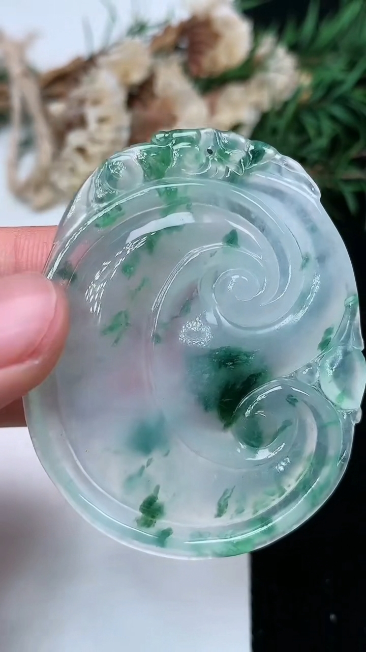 天然A货翡翠飘花如意吊坠，尺寸50-39.8-4.9，重量:17.41g
5月13日