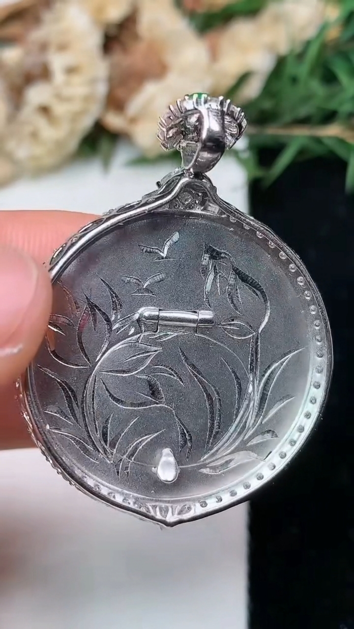天然A货翡翠紫罗兰无事牌吊坠，尺寸43-31.8-8.4，裸石29，重量:13.30g
5月13日