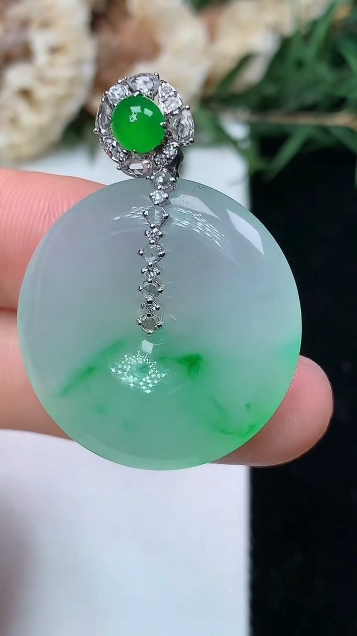 天然A货翡翠平安扣吊坠，尺寸25.5-4.9，重量:7.72g
5月13日