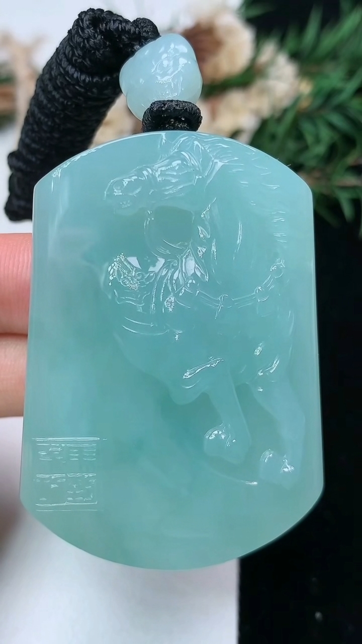 天然A货翡翠生肖马牌吊坠，尺寸51.8-37.6-11.8，重量:55.30g
5月13日