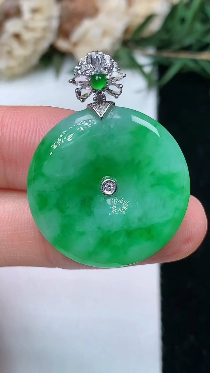 天然A货翡翠平安扣吊坠，尺寸23.7-3.8，重量:5.01g
5月13日