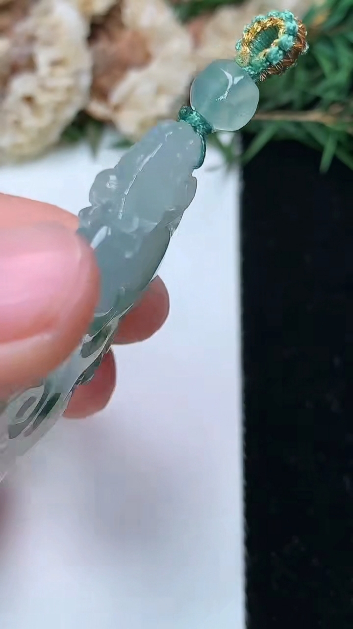 天然A货翡翠飘花如意吊坠，尺寸45.9-24.4-7.4，重量:13.62g
5月13日