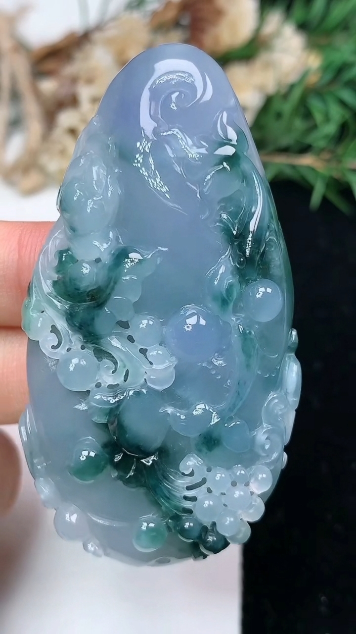 天然A货翡翠紫罗兰 飘花年年有余吊坠，尺寸59-31.5-10.3，重量:33.56g
5月13日