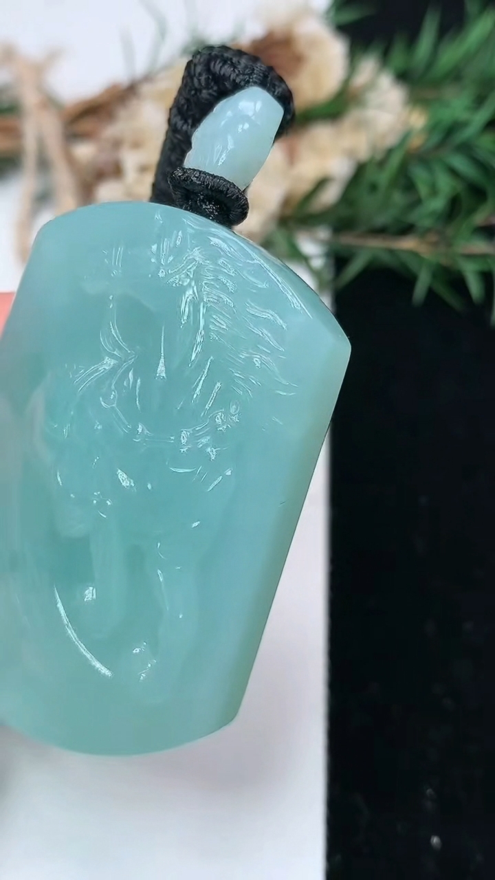 天然A货翡翠生肖马牌吊坠，尺寸51.8-37.6-11.8，重量:55.30g
5月13日