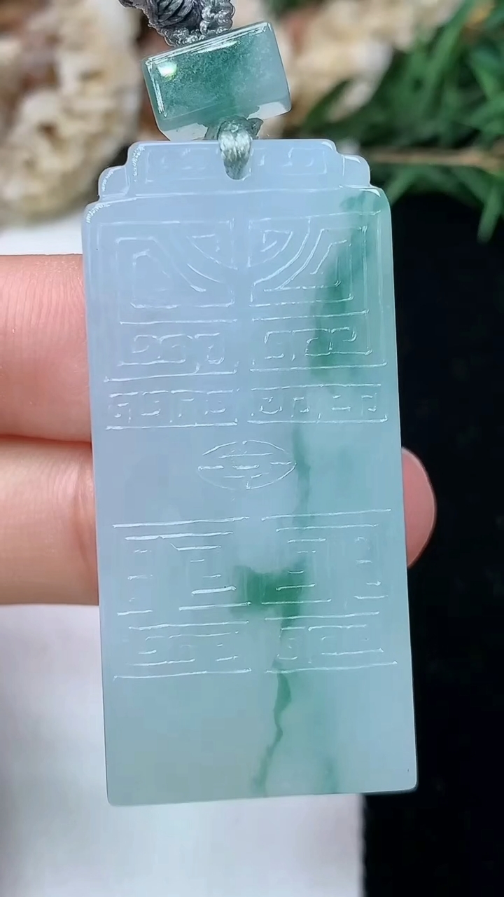 天然A货翡翠飘花仿古无事牌吊坠，尺寸43.4-20.6-6，重量:20.53g
5月13日