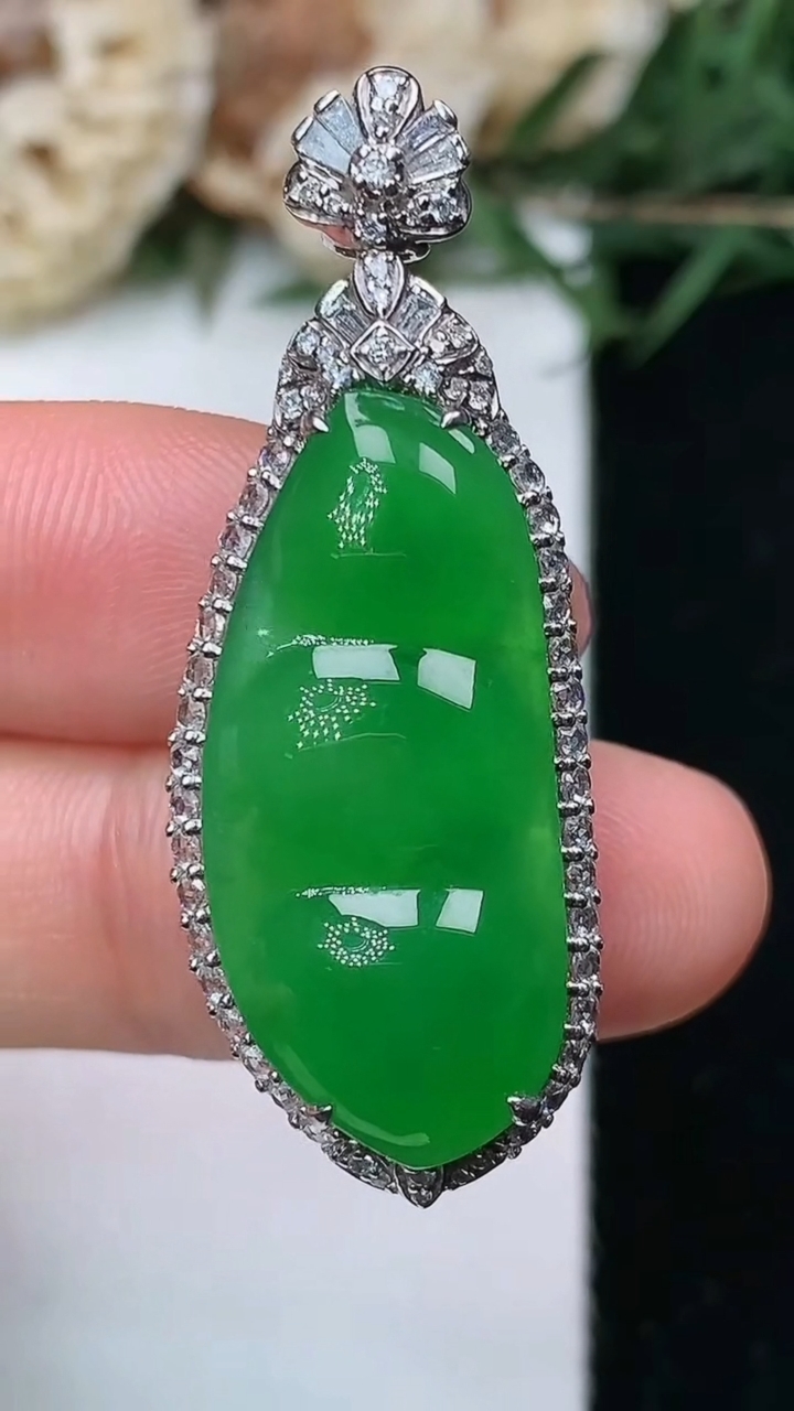 天然A货翡翠福豆吊坠，尺寸40-15-10.8，裸石26.2-12.2，重量:7.54g
5月13日，重量:7.54g