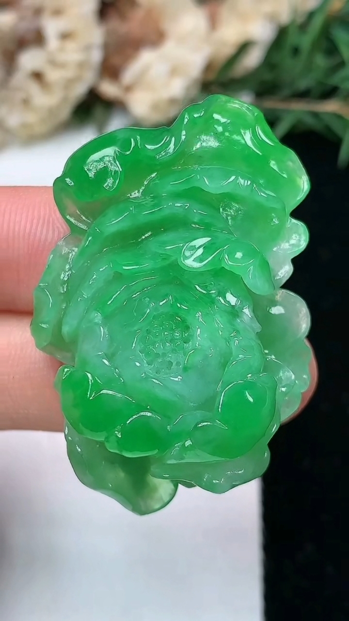 天然A货翡翠花开富贵吊坠，尺寸42-27.7-12，重量:15.02g
5月13日