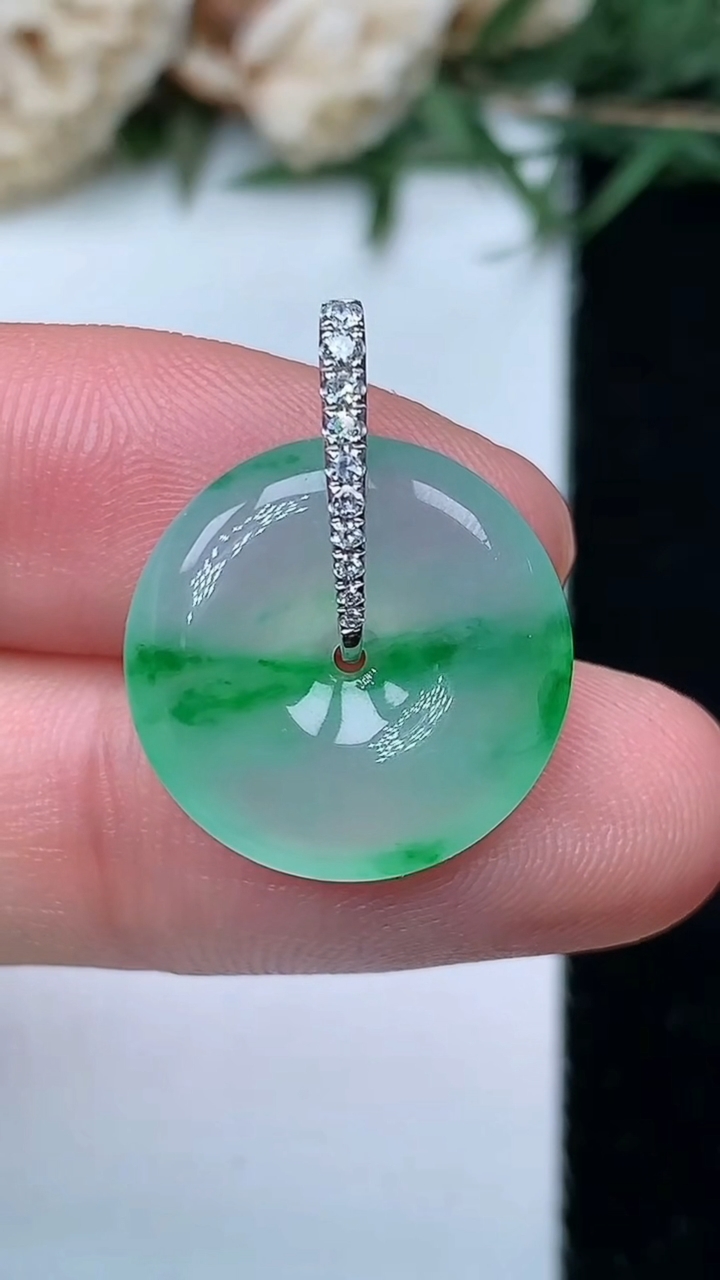 天然A货翡翠平安扣吊坠，尺寸16.6-3.9，重量:2.52g
5月13日