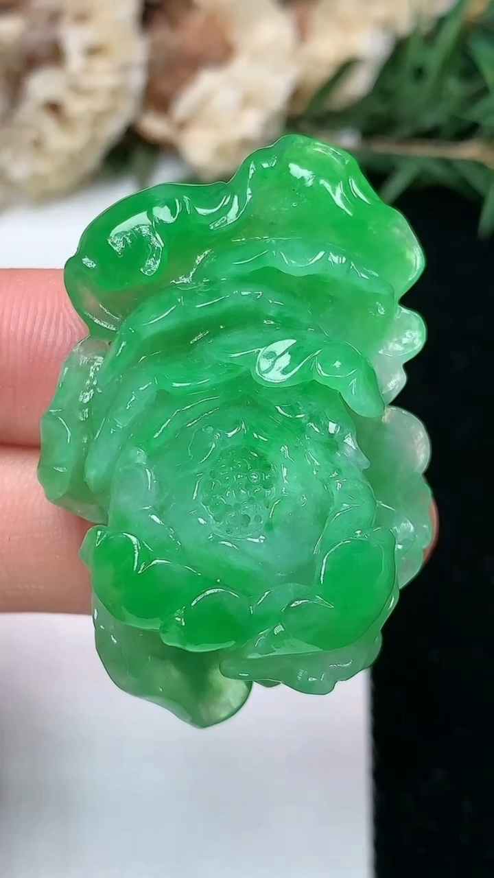 天然A货翡翠花开富贵吊坠，尺寸42-27.7-12，重量:15.02g
5月13日