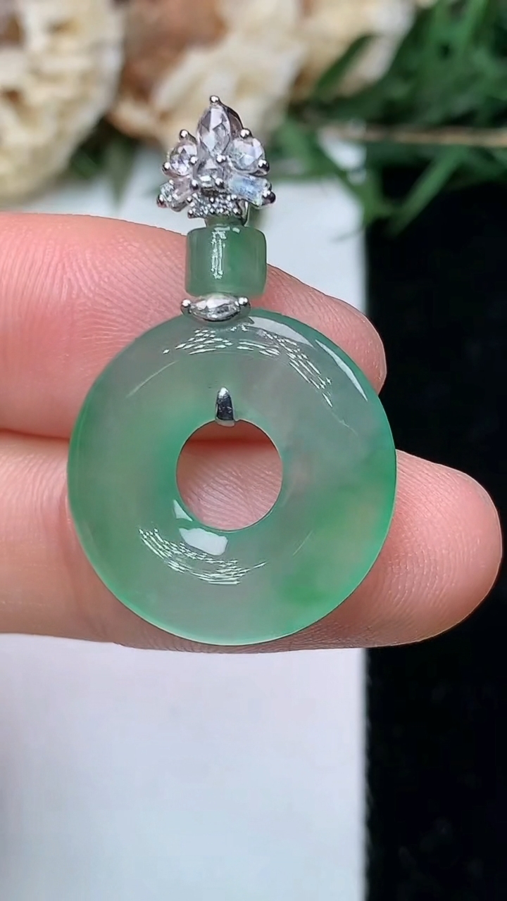 天然A货翡翠平安环吊坠，尺寸18.8-3，重量:2.90g
5月13日