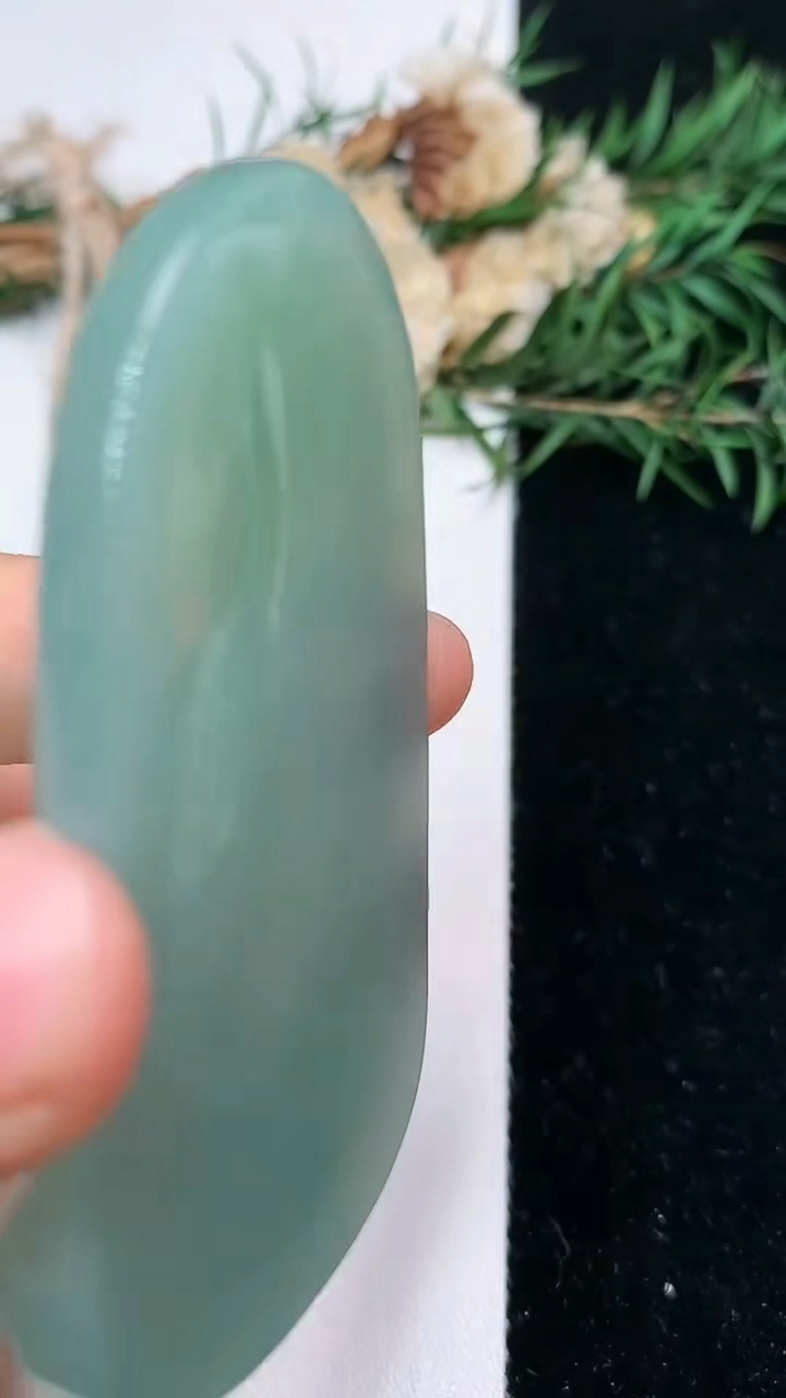 天然A货翡翠大势至观音菩萨吊坠，尺寸66.4-40-9.8，重量:50.00g
5月13日