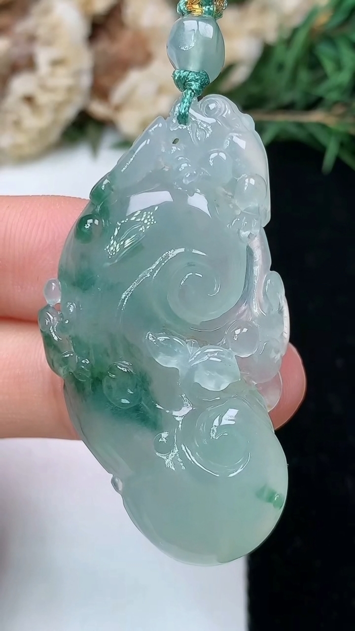 天然A货翡翠飘花如意吊坠，尺寸45.9-24.4-7.4，重量:13.62g
5月13日