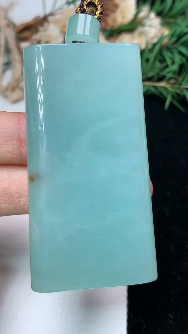 天然A货翡翠观音头吊坠，尺寸55.3-29.7-12，重量:57.43g
5月13日
