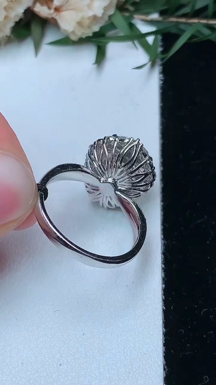 天然A货翡翠葫芦戒指，尺寸17.5-12.2-9.4，重量:5.85g2026年5月13日
工厂直销收藏佳品,种好水足，色泽均匀，有种有色，上手高大气！