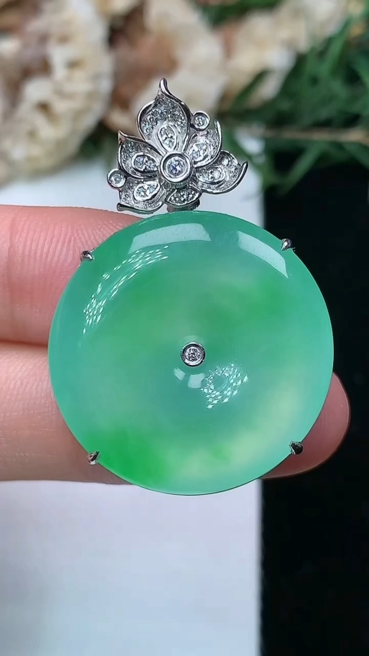 天然A货翡翠平安扣吊坠，尺寸24-7.4，重量:9.83g
5月13日