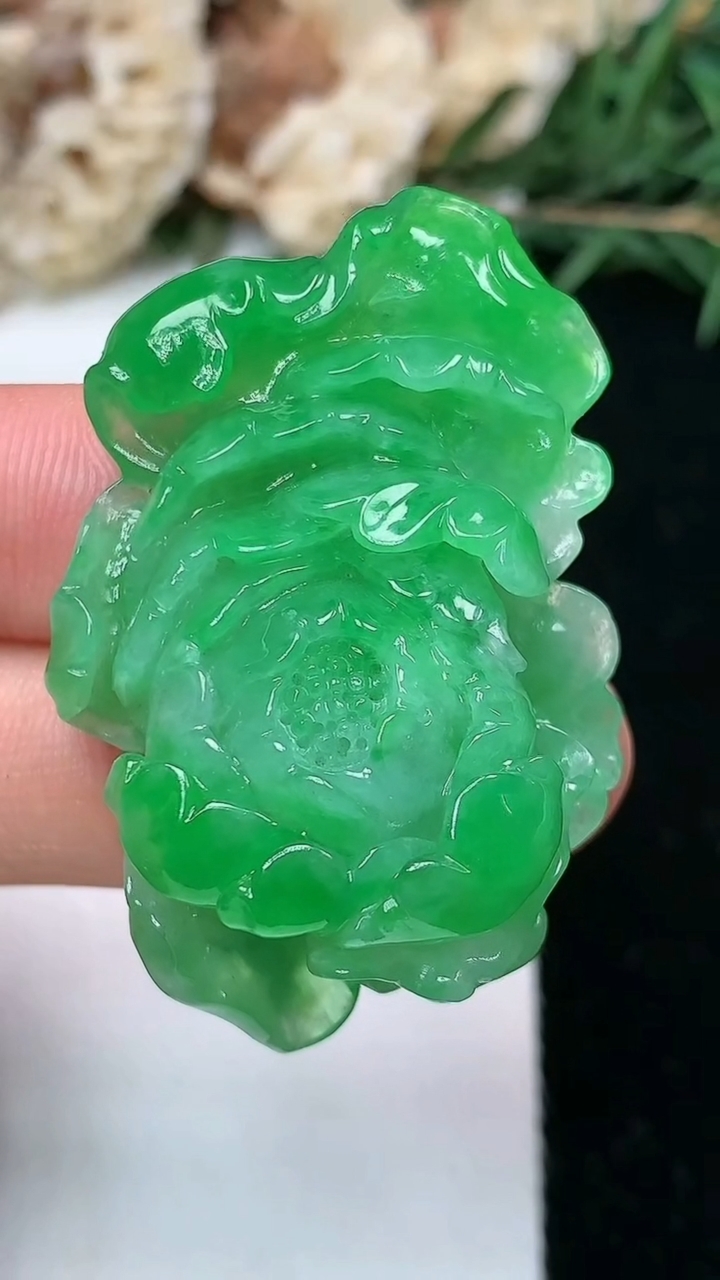 天然A货翡翠花开富贵吊坠，尺寸42-27.7-12，重量:15.02g
5月13日