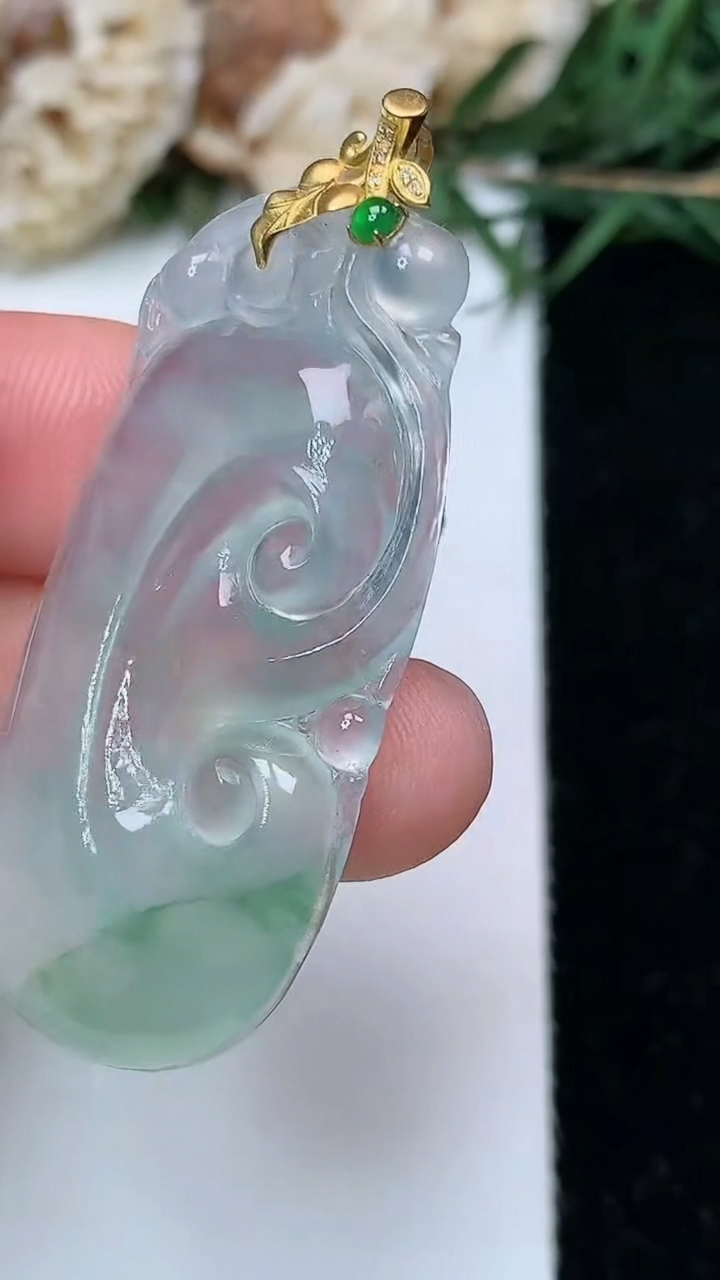 天然A货翡翠如意吊坠，尺寸41-20.4-4.6，重量:7.62g
5月13日