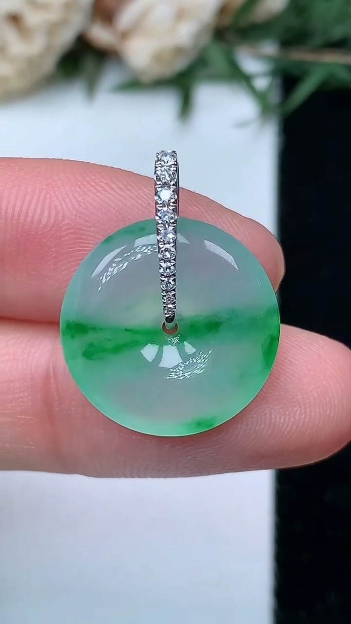 天然A货翡翠平安扣吊坠，尺寸16.6-3.9，重量:2.52g
5月13日