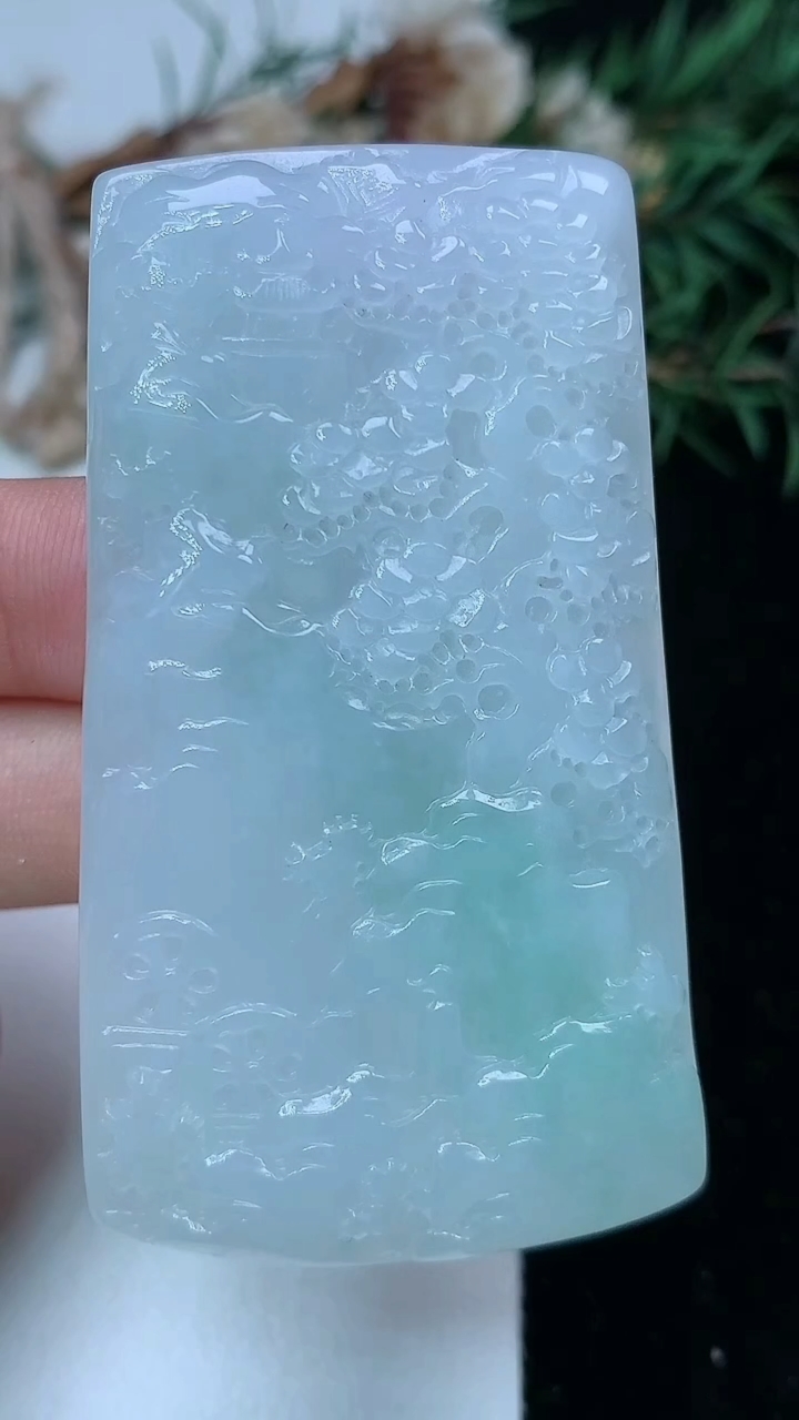 天然A货翡翠山水牌吊坠，尺寸61.7-34.3-6.3，重量:33.87g
5月13日
