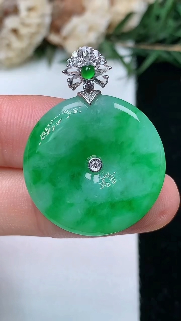 天然A货翡翠平安扣吊坠，尺寸23.7-3.8，重量:5.01g
5月13日