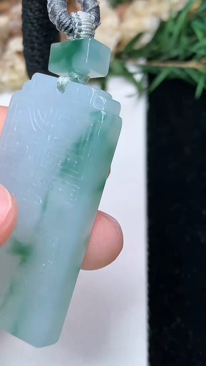 天然A货翡翠飘花仿古无事牌吊坠，尺寸43.4-20.6-6，重量:20.53g
5月13日