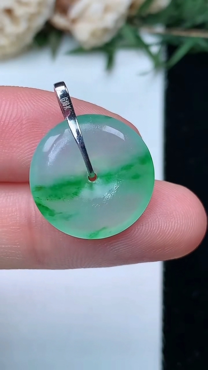 天然A货翡翠平安扣吊坠，尺寸16.6-3.9，重量:2.52g
5月13日