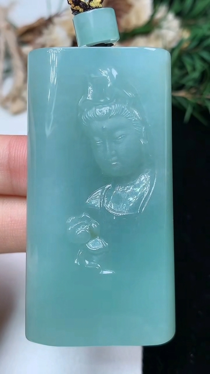 天然A货翡翠观音头吊坠，尺寸55.3-29.7-12，重量:57.43g
5月13日