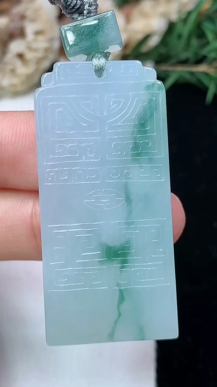 天然A货翡翠飘花仿古无事牌吊坠，尺寸43.4-20.6-6，重量:20.53g
5月13日