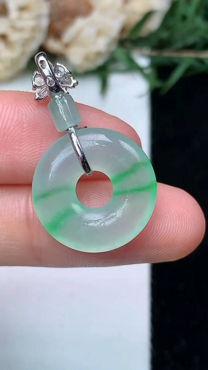 天然A货翡翠平安环吊坠，尺寸17-3.7，重量:2.86g
5月13日