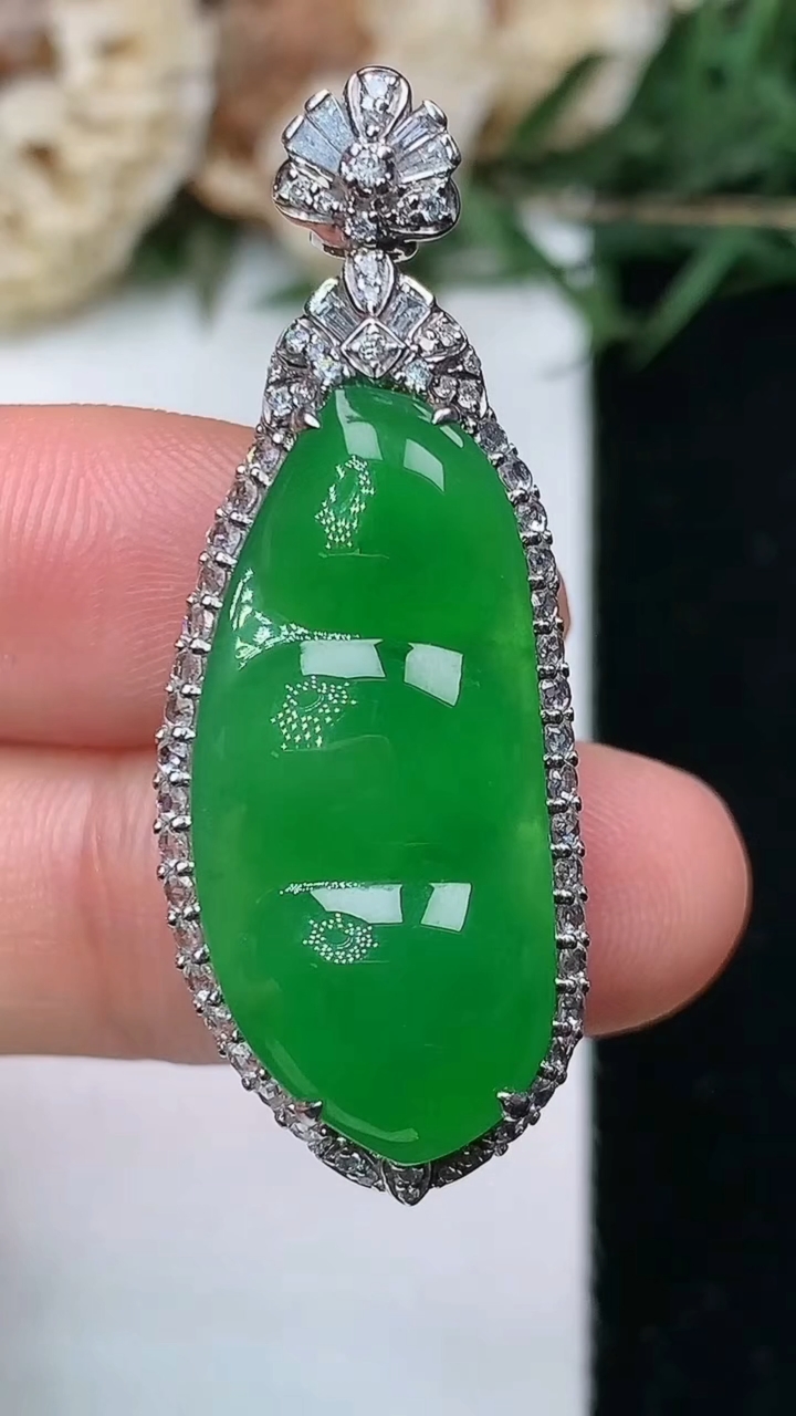天然A货翡翠福豆吊坠，尺寸40-15-10.8，裸石26.2-12.2，重量:7.54g
5月13日